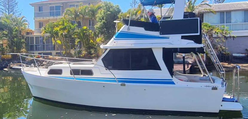 Honeymoon 26. Flybridge diesel cruiser for sale